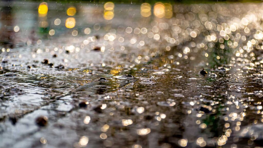 「雨だれ石を穿つ（あまだれいしをうがつ）」について│由来や意味・起源や正しい使い方・虎に翼